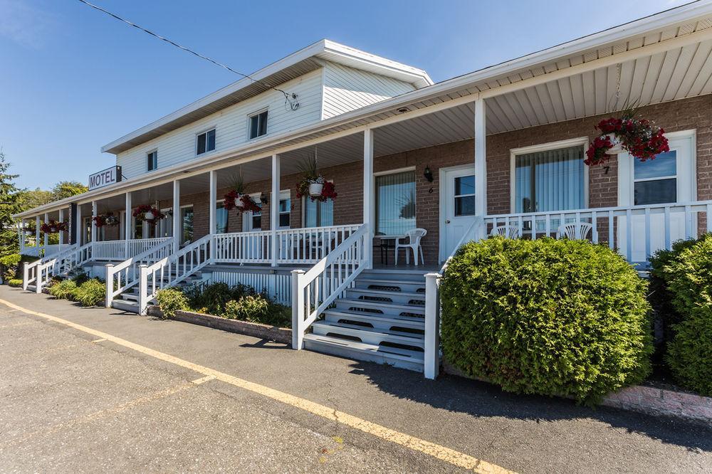 Motel Au Vieux Piloteux Ривьер-дю-Лу Экстерьер фото